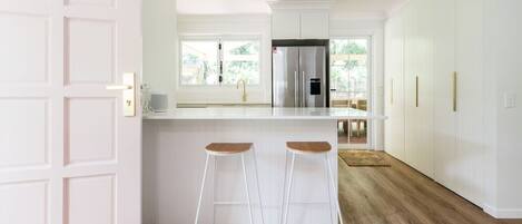 Kjøleskap, mikrobølgeovn, ovn og kokeplater