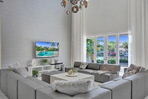 Smart TV - Opulence On The Bay ~ w/Heated Pool / Hot Tub/ Near Beach 🏖️ (Hollywood)