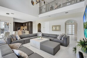 Smart TV - Opulence On The Bay ~ w/Heated Pool / Hot Tub/ Near Beach 🏖️ (Hollywood)