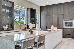 Fridge, microwave, oven, stovetop - Opulence On The Bay ~ w/Heated Pool / Hot Tub/ Near Beach 🏖️ (Hollywood)