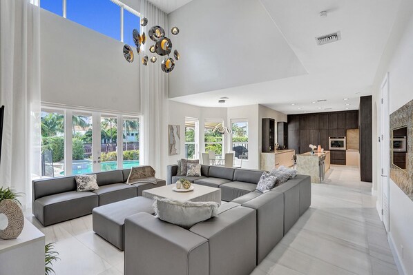 Smart TV - Opulence On The Bay ~ w/Heated Pool / Hot Tub/ Near Beach 🏖️ (Hollywood)