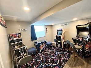 Game room - Family Fun: Pool, Arcade, Massage Chair (Layton)