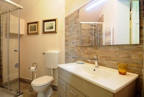 Dusche, Haartrockner, Bidet, Handtücher