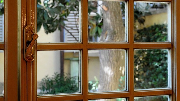 Una ventana con un diseño de cuadrícula y un cierre visible.