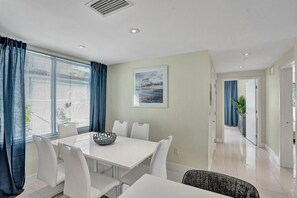 Dining - Nautilus Suite 2BD/2BA Miami Beach Villa Monaco (Miami Beach)