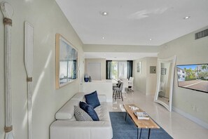 Living area - Nautilus Suite 2BD/2BA Miami Beach Villa Monaco (Miami Beach)