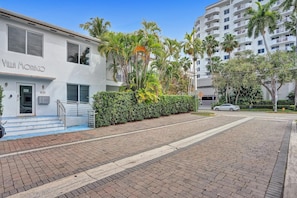Exterior - Nautilus Suite 2BD/2BA Miami Beach Villa Monaco (Miami Beach)