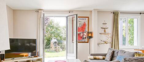 Télévision, cheminée, livres