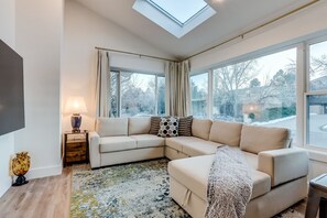 Smart TV, video games, offices - Essence of Opulence: 20 Guests, 4000sqft! Pickleball, Poker, Fire Pit, Ping Pong (Westminster)