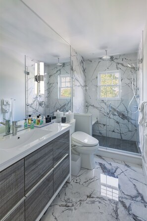 Douche, sèche-cheveux, bidet, serviettes fournies