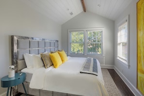 4 bedrooms, desk, iron/ironing board, free WiFi