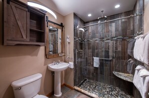 Condo, 1 quarto | Banheiro | Toalhas de banho 