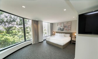 Minibar, caja de seguridad en la habitación y escritorio