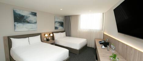 Frigobar, cofres nos quartos, escrivaninha