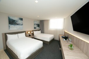 Minibar, caja de seguridad en la habitación y escritorio