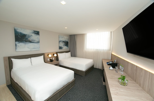 Minibar, in-room safe, desk, laptop workspace - Hotel Elements by Marquis (Mexico City)