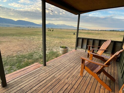 Comfortable modern home near Ennis Lake