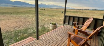 Comfortable modern home near Ennis Lake