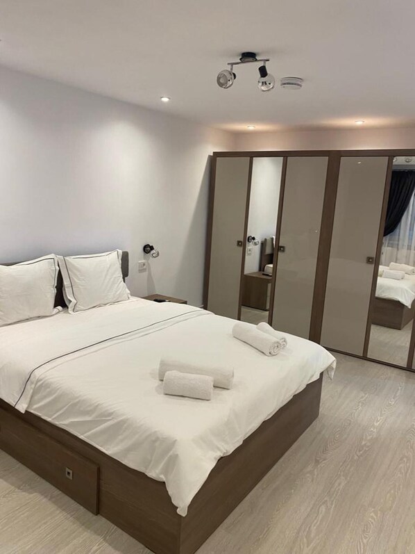 Huoneisto, useita sänkyjä | 4 makuuhuonetta, ilmainen Wi-Fi, vuodevaatteet