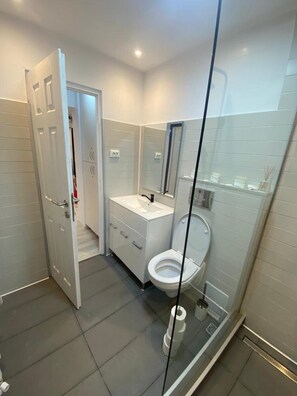 Apartment, Multiple Beds | Bathroom | Shower, hair dryer, towels - Charming 4-bed Apartment in Lupeni (Lupeni)