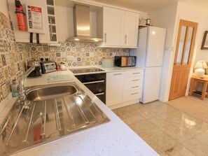 Mökki | Yksityinen keittiö | Jääkaappi, astianpesukone, vedenkeitin, leivänpaahdin