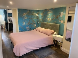 1 habitación, espacio para trabajar con laptop y cunas gratuitas