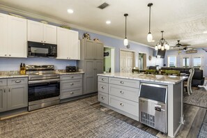 House, 4 Bedrooms | Private kitchen