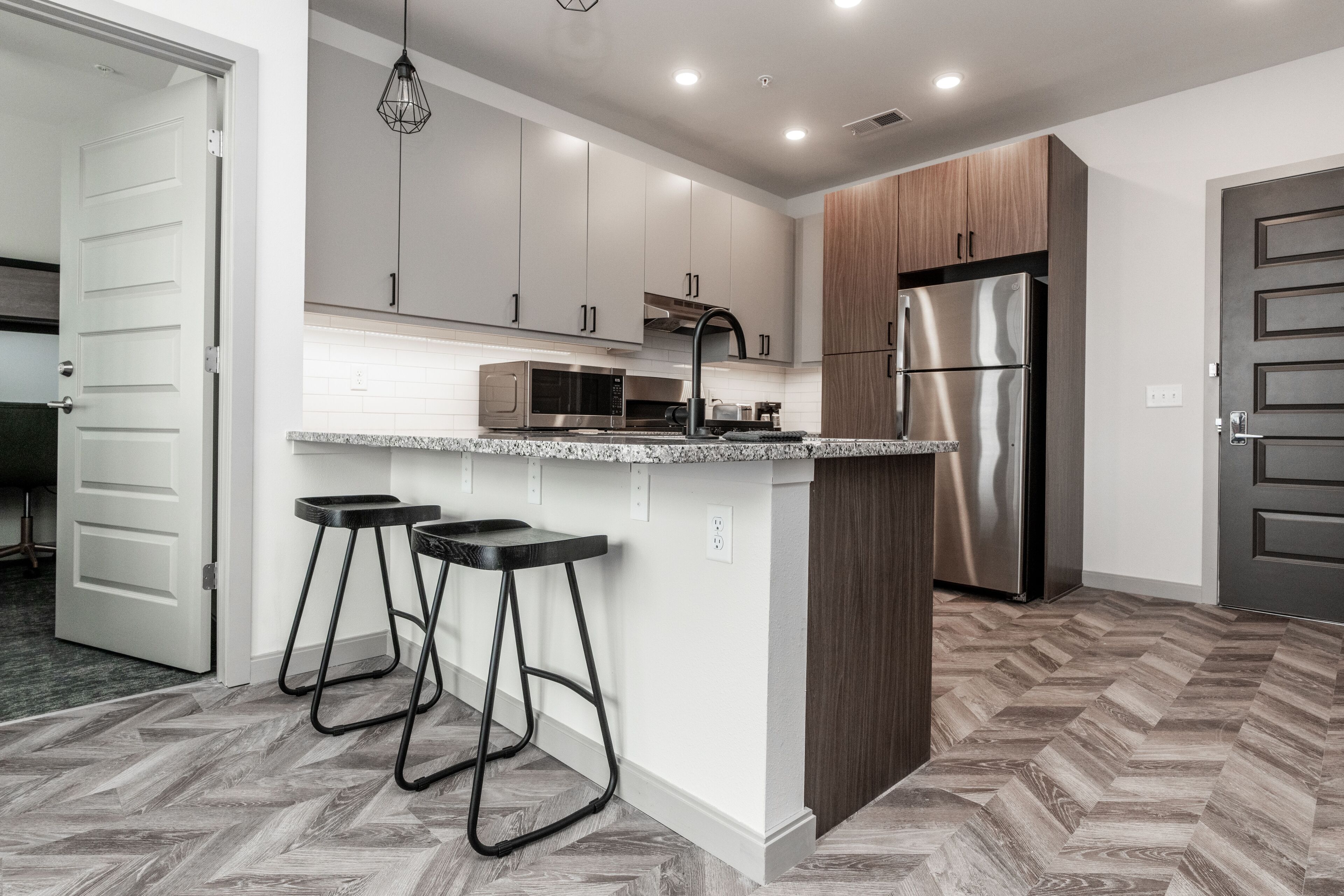 Suite | Cocina privada | Frigorífico grande, microondas, placa de cocina y lavavajillas