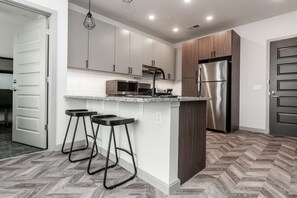 Suite | Private kitchen | Full-size fridge, microwave, stovetop, dishwasher - Yugo Guest Suites (Urbana)