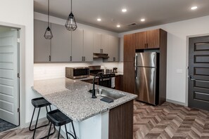 Private kitchen - Yugo Guest Suites (Urbana)