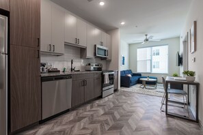 Suite | Private kitchen | Full-size fridge, microwave, stovetop, dishwasher - Yugo Guest Suites (Urbana)
