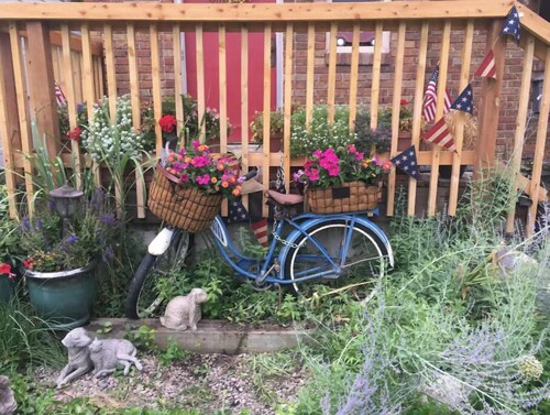 Close to everything! Down town, Airport, Freeways