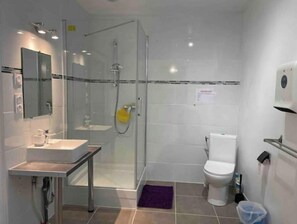 Dusche, Haartrockner, Handtücher, Shampoo
