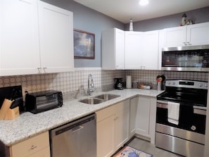 Køleskab, mikrobølgeovn, ovn, kogeplade