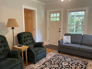 A living room with a sofa, two armchairs, a lamp, and a rug. - Waterfront Getaway in the Heart of the Catskills (Phoenicia)
