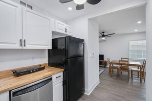 Private kitchen - Cottage w/ creature comforts (Tampa)