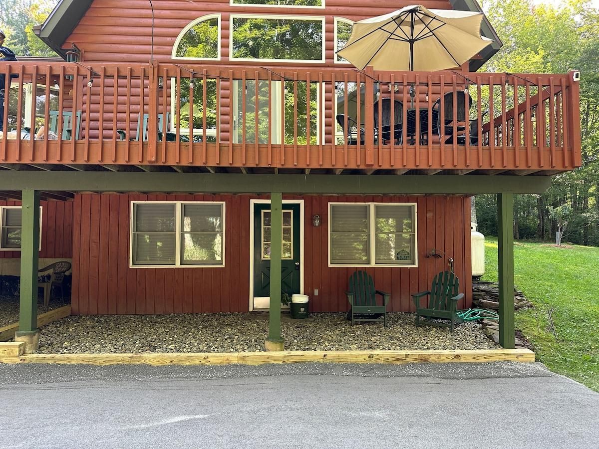 Un bâtiment en bois à deux étages, doté d’un balcon, d’une porte et d’une fenêtre.