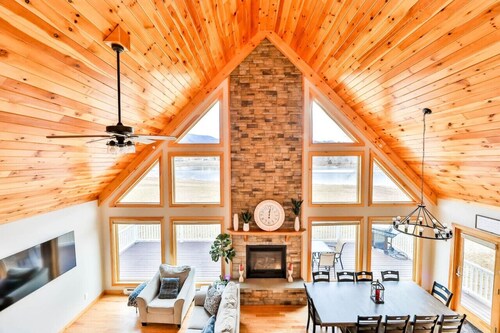 Lakeside Catskills Escape • Soak, Sip & Stargaze