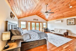 5 bedrooms, desk, iron/ironing board, travel cot