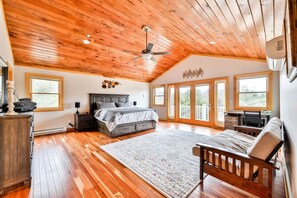 5 bedrooms, desk, iron/ironing board, travel crib - Lakeside Catskills Escape • Soak, Sip & Stargaze (Cairo)