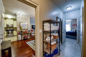 2 chambres, bureau, fer et planche à repasser, accès au Wi-Fi (inclus)