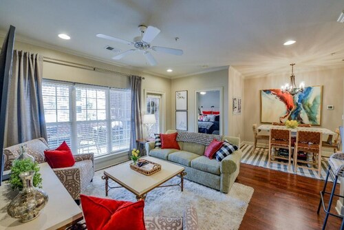 2 Bedrooms, 2 Baths, Sleeps 6 - RTR and Welcome to The Red Elephant