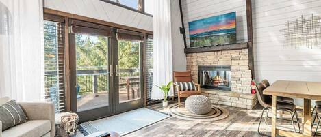 تلفزيون، مدفأة، مكتب