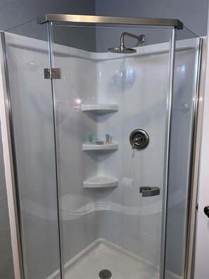 Bañera, secador de pelo y toallas