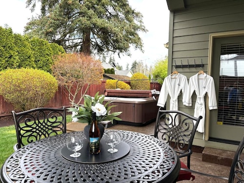 10 Min From The Airport & 15 Min From The U of O