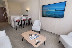 In-room safe, desk, laptop workspace, blackout drapes - Super 8 By Wyndham Manzanillo (Pepillo Salcedo)