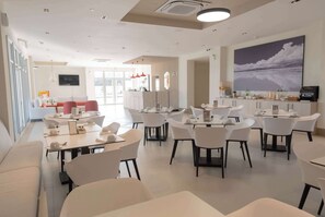 Desayuno buffet incluido todos los días 