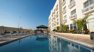 室外游泳池,開放時間為 10:00 至 18:00,提供泳池遮陽傘和日光浴躺椅