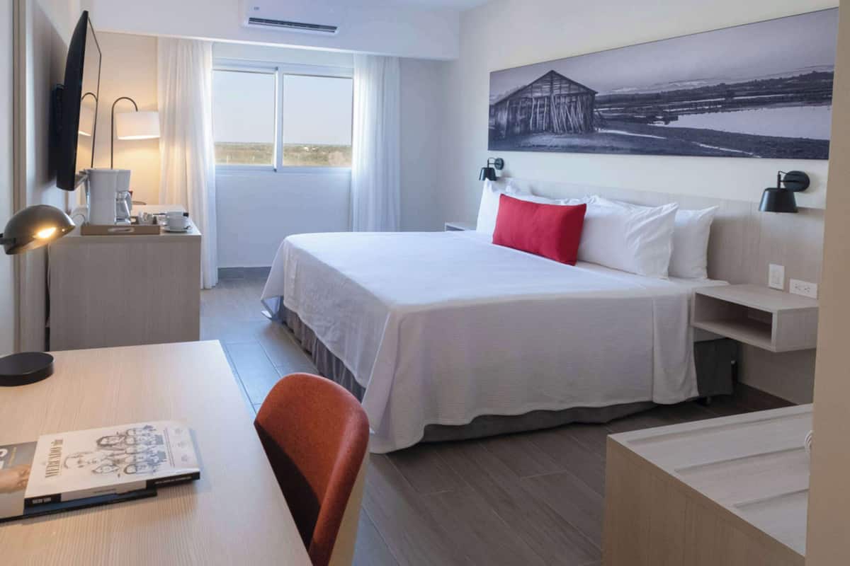Business Room, 1 King Bed, Non Smoking | 1 bedroom, in-room safe, desk, laptop workspace