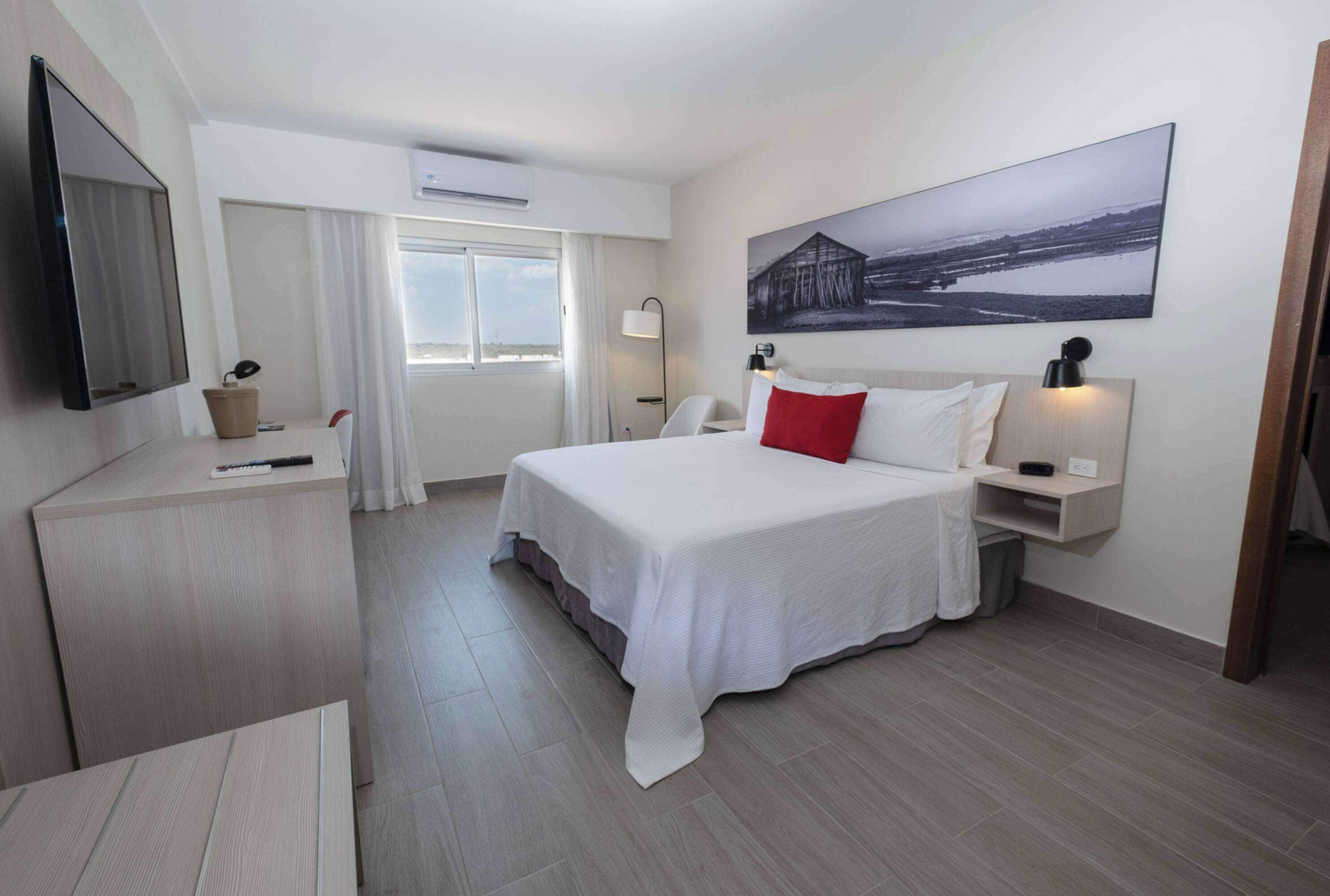 Zimmersafe, Schreibtisch, laptopgeeigneter Arbeitsplatz